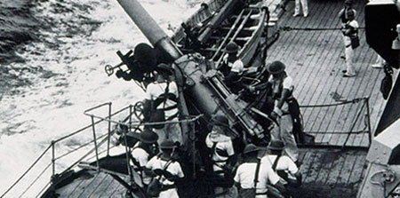 HMAS Sydney (II) crew on deck manning guns