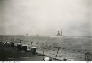 THE BATTLESHIPS HMS WARSPITE AND RAMILLIES (LEFT) WITH THE AIRCRAFT CARRIER HMS EAGLE BETWEEN, SEEN AT SEA FROM THE CRUISER HMAS SYDNEY (II). (NAVAL HISTORICAL COLLECTION).