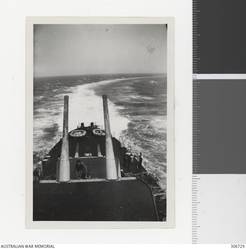 SCORCHED PAINT ON THE GUN BARRELS ON THE CRUISER HMAS SYDNEY (II). (NAVAL HISTORICAL COLLECTION).