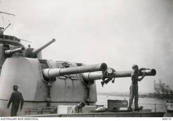 ALEXANDRIA, EGYPT. 1940-07-19. FORECASTLE PARTY CLEANING THE BARRELS OF THE 6 INCH GUNS ON THE CRUISER HMAS SYDNEY (II). (NAVAL HISTORICAL COLLECTION).