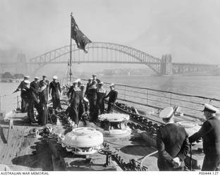 HMAS AUSTRALIA II PASSING UNDER THE SYDNEY HARBOUR BRIDGE. (NAVAL HISTORICAL COLLECTION)