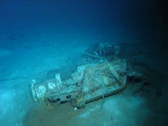 Unidentified wreckage in vicinity of fore end of hull