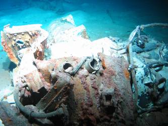 Unidentified wreckage in vicinity of fore end of hull